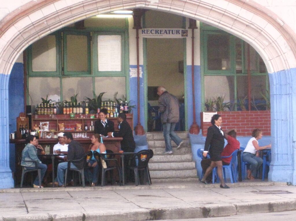 キューバのオープンカフェバー